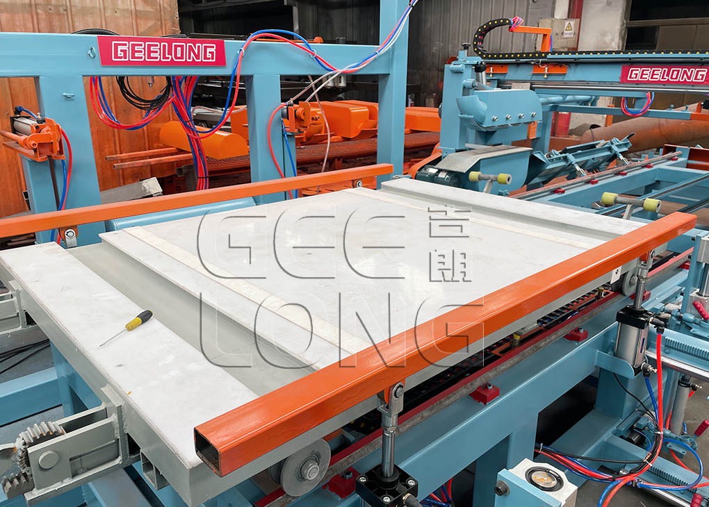 China GEELONG 5 pies totalmente automático de madera contrachapada de abedul doble sizer